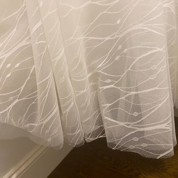 Dress: worn only for an hour - Picture 11 of 16